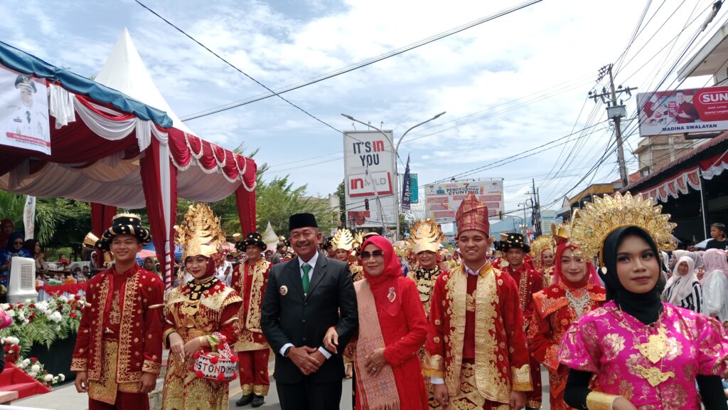 Memeriahkan HUT RI Ke 80 di Mandailing Natal, Karnaval angkat tema edukasi budaya indonesia.