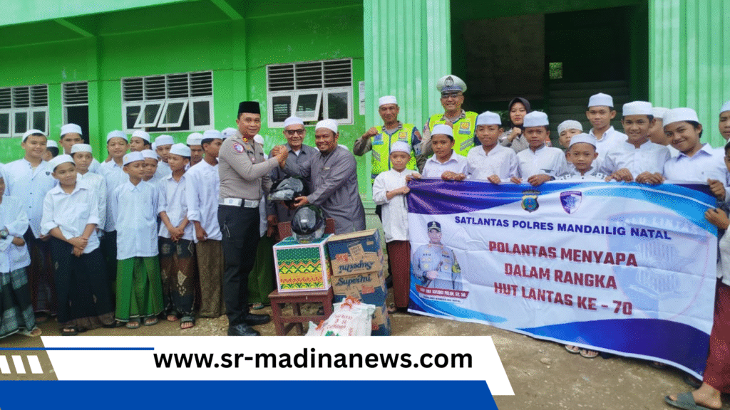 Polantas Polres Madina Sapa Santri Ponpes Musthafawiyah di Momen Harlantas Bhayangkara