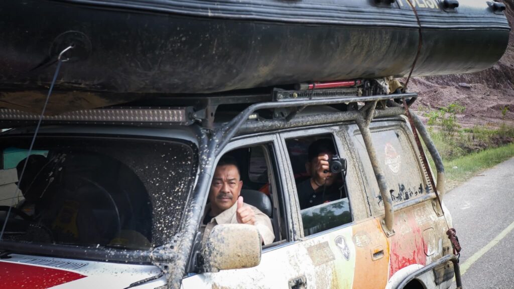 Menembus Banjir di Pantai Barat, Bupati : Saya Tidak Ingin Warga Saya Menderita.