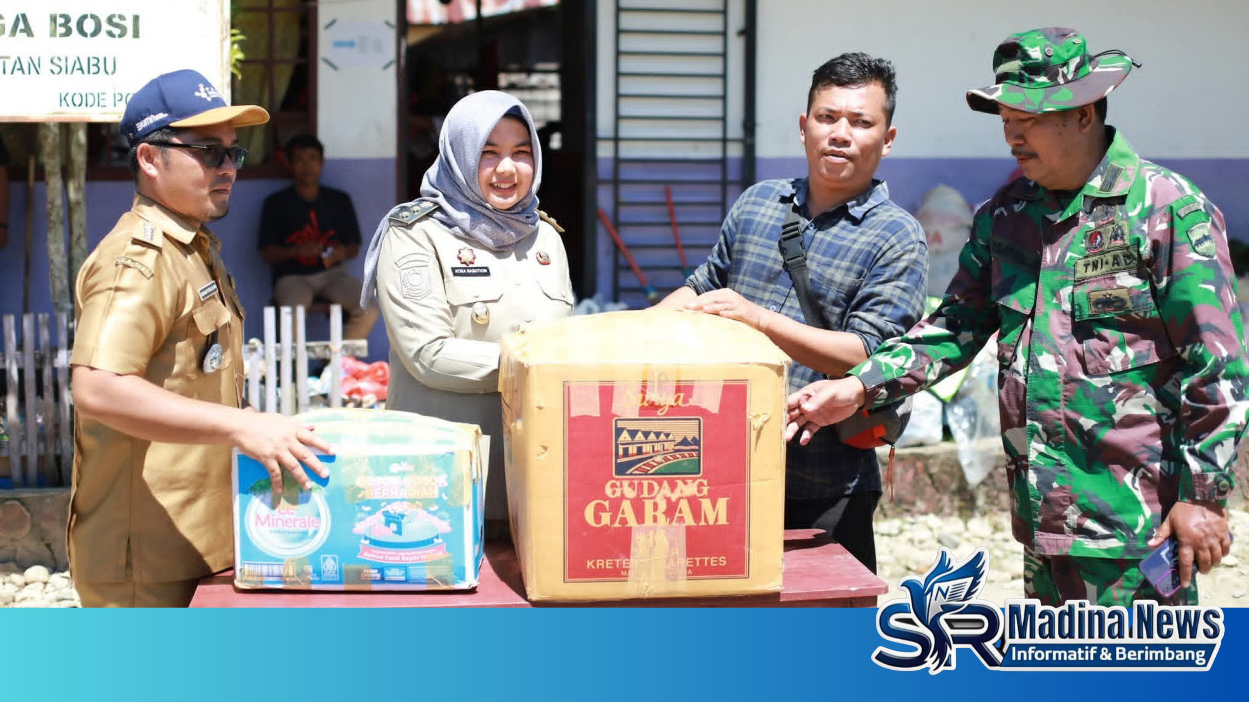 Di Antara Derita Pengungsi, Wabup Atika Kawal Bantuan BNPB untuk Madina.