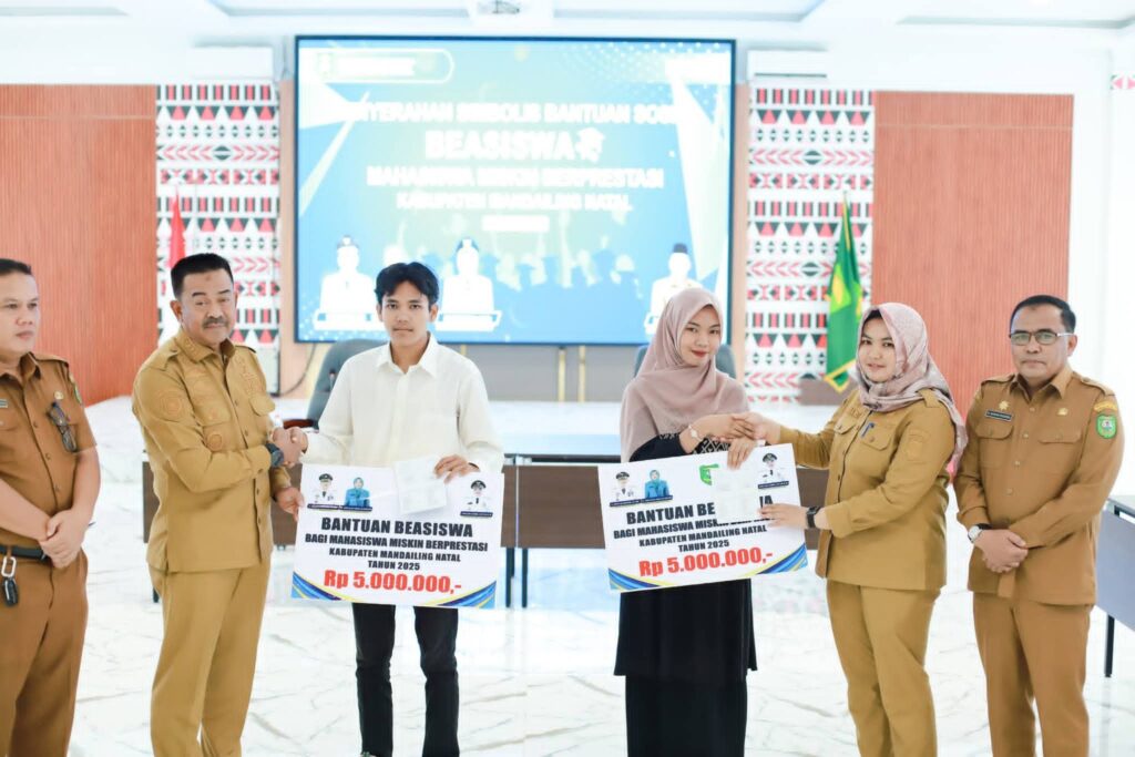 Bupati Madina Menyerahkan Bantuan Beasiswa Miskin Berprestasi Sebanyak 80 Orang
