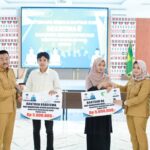 Bupati Madina Menyerahkan Bantuan Beasiswa Miskin Berprestasi Sebanyak 80 Orang