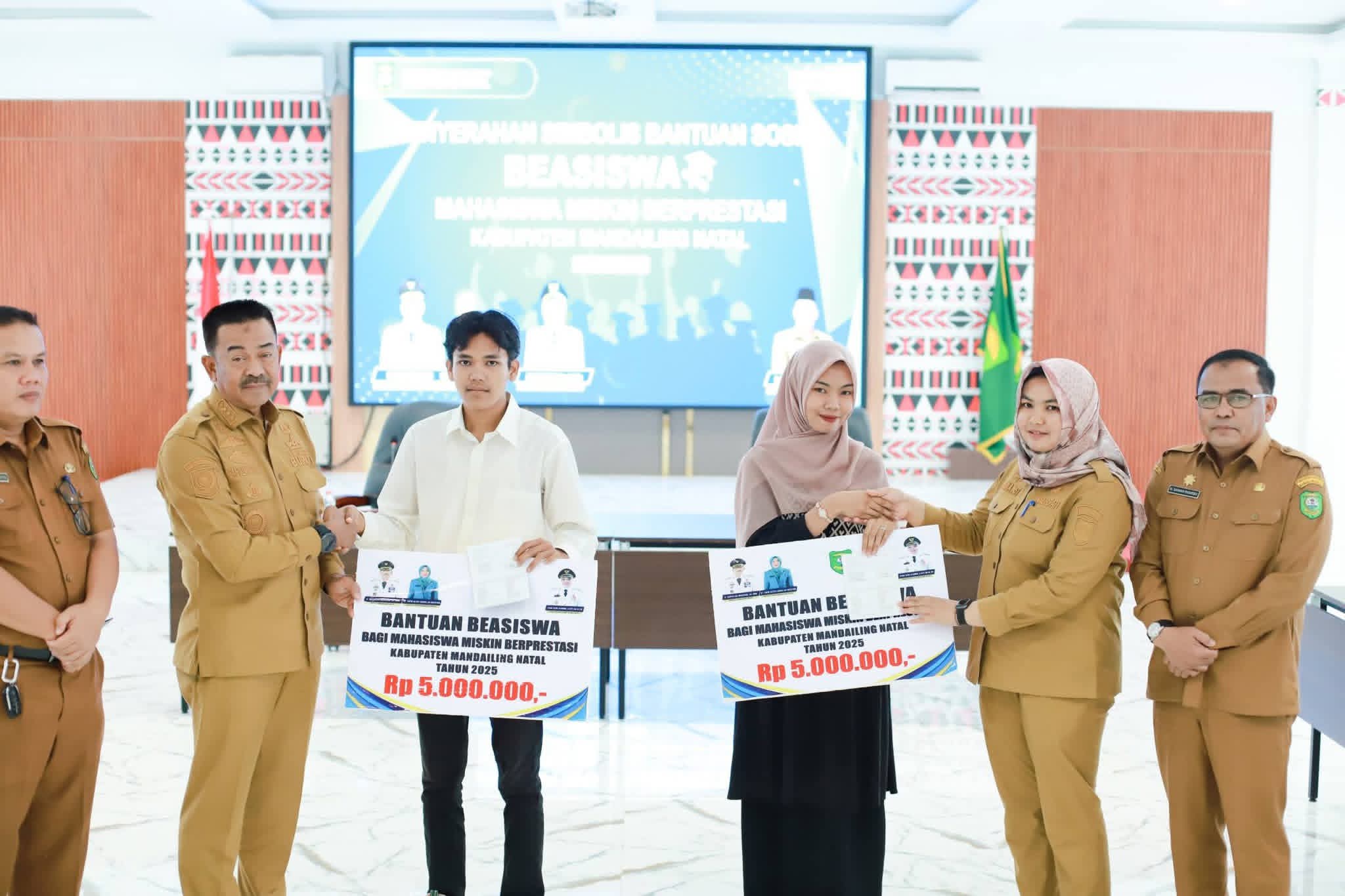 Bupati Madina Menyerahkan Bantuan Beasiswa Miskin Berprestasi Sebanyak 80 Orang