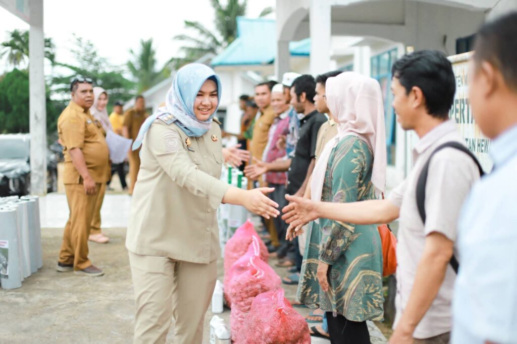 Wakil Bupati Madina Salurkan Bibit Cabai Dan Bawang Merah Kepada 15 Kelompok Tani