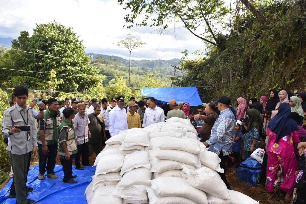 Bupati Madina Salurkan Bantuan Kepada Warga Banjar Melayu, Batang Natal