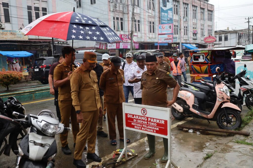 Bupati Madina Tinjau Langsung Drainase Yang Tersumbat Di Pasar Lama