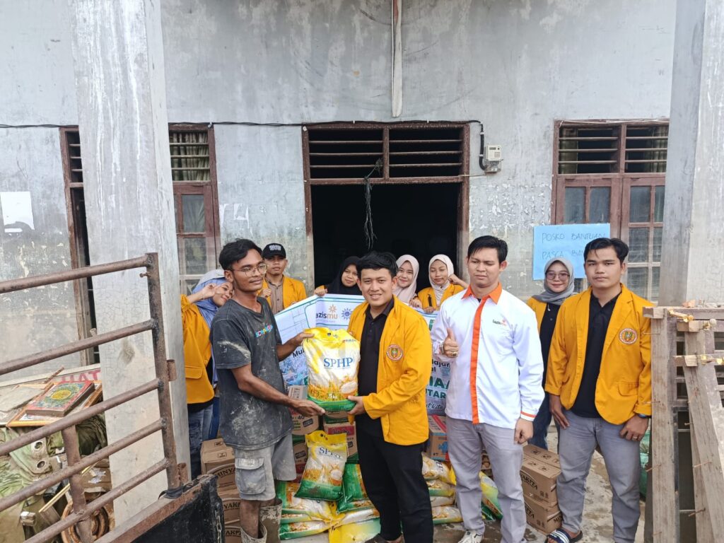 IPM Madina Kolaborasi dengan Lazismu serahkan sembako bagi Korban Banjir