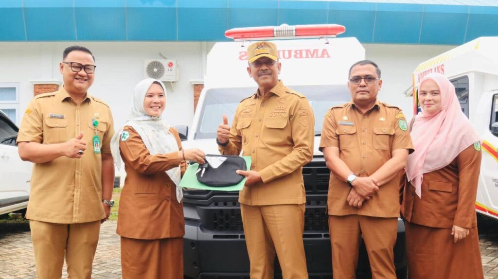 Bupati Madina Serahkan Ambulans Ke Empat Kecamatan Di Madina