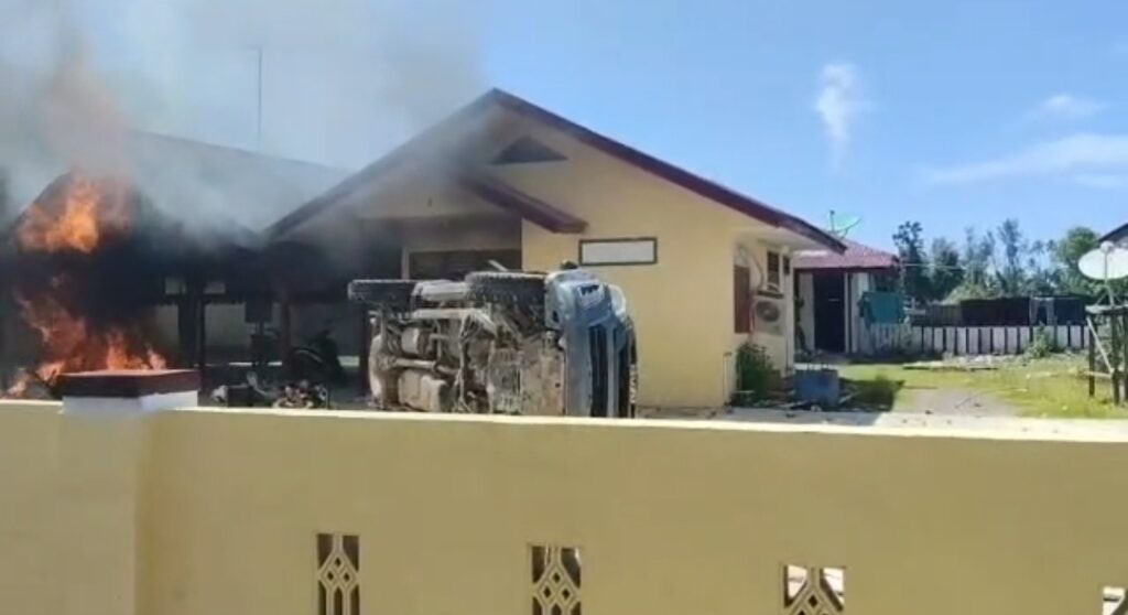 Di Duga Dipicu Tangkap Lepas, Polsek Muara Batang Gadis, Madina, Di Bakar Masa