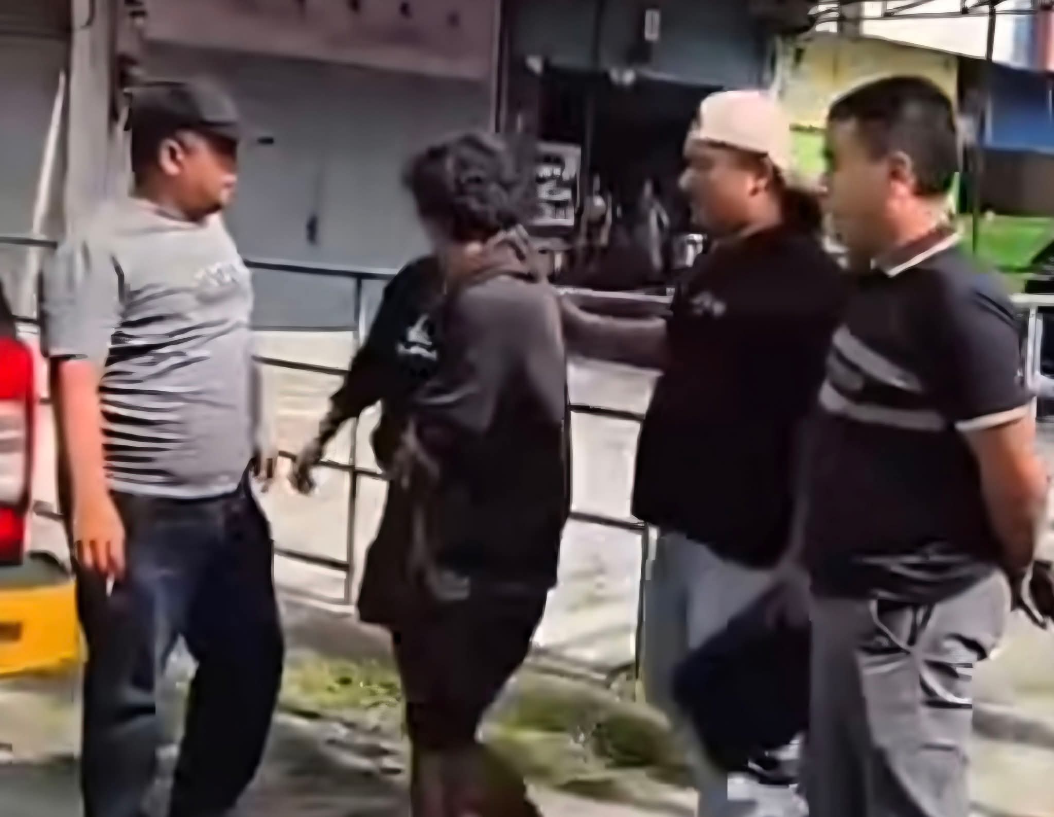 Dua Pemuda Nekat Melakukan Pencurian Lampu Traffic Linght Di Siang Hari