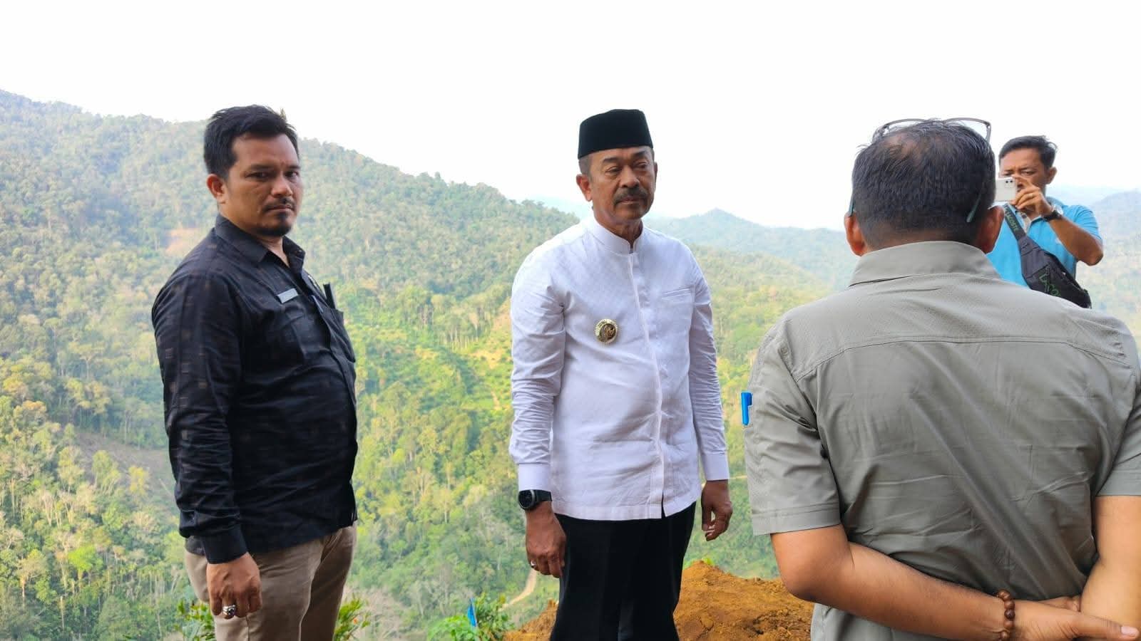Pembukaan Jalan Baru Penghubung Banjar Melayu-Muara Soma  Rampung