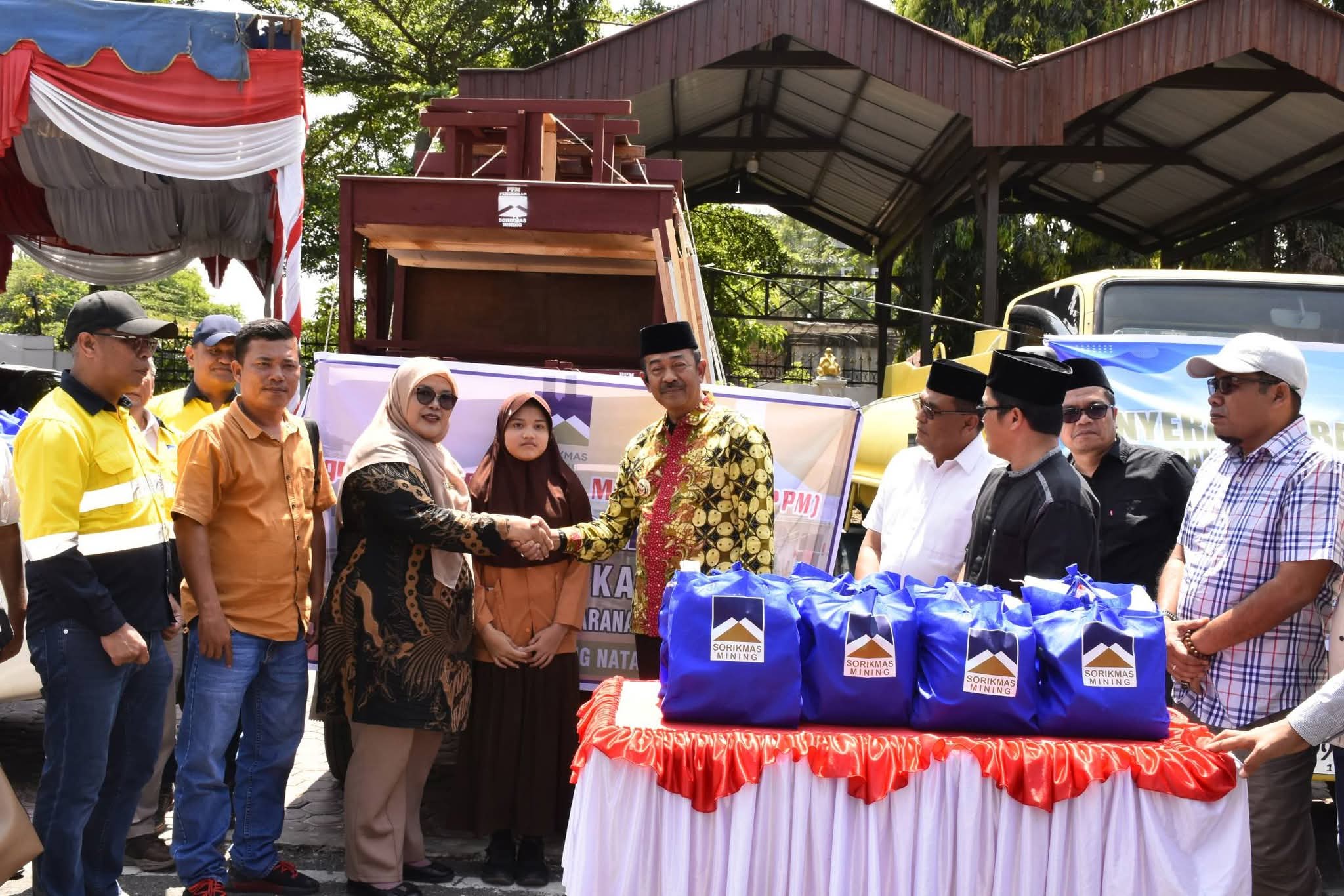 Pemkab Madina Terima Bantuan Dari PT SMM Untuk Terdampak Korban Banjir