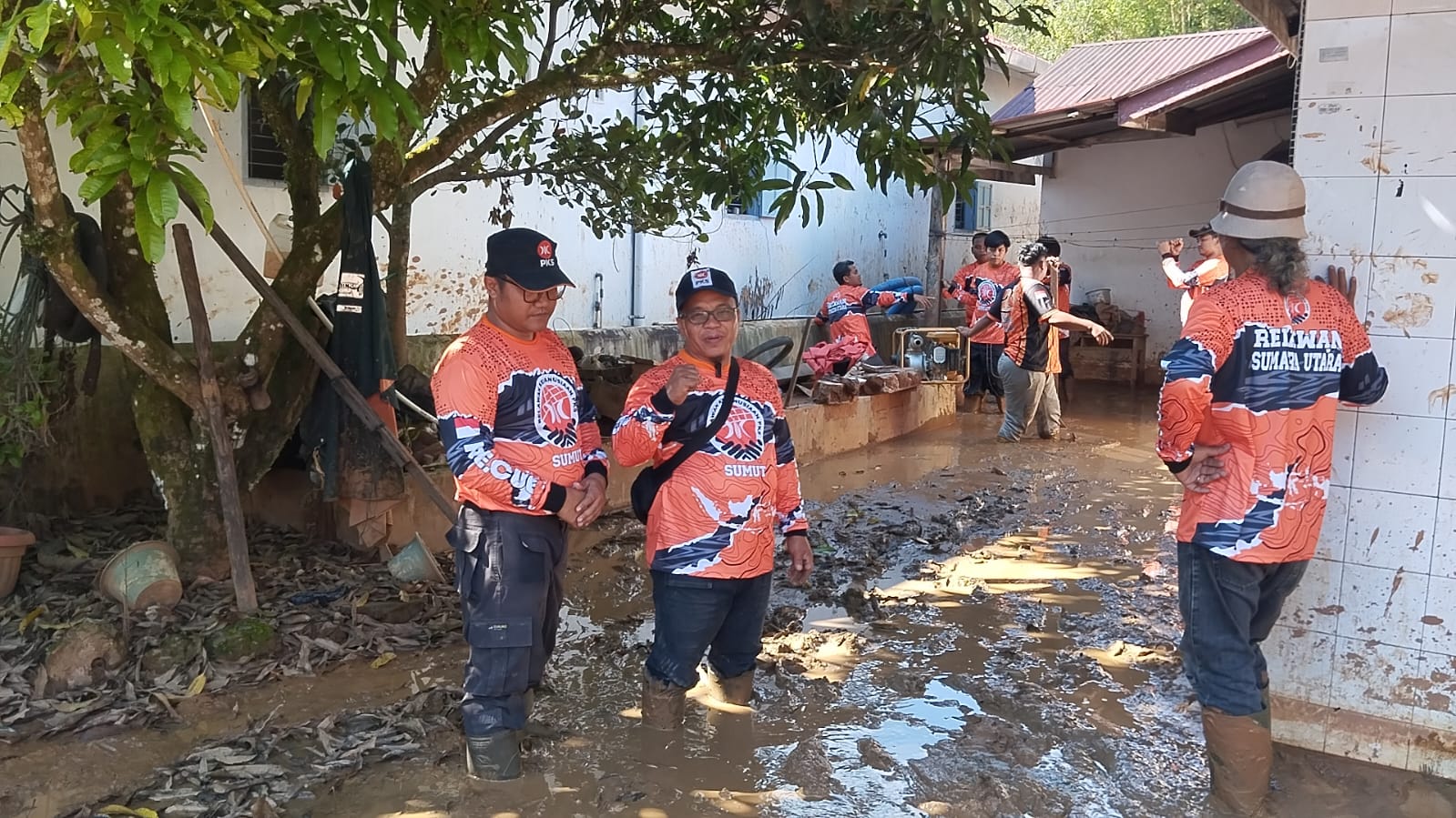 Partai Keadilan Sejahtera Madina Dan Relawan Turun Ke Tapteng Bantu Masyarakat Pascabencana
