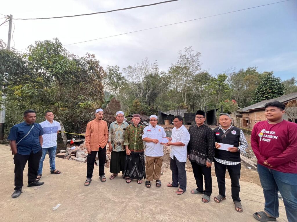 Pengurus Partai Keadilan Sejahtera Madina Bantu Korban Kebakaran Disibanggor Julu