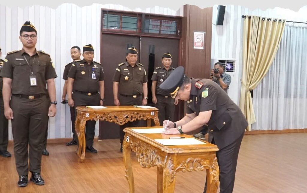 Kajatisu Harli Siregar Lantik Kajari Padang Lawas Dan Deli Serdang