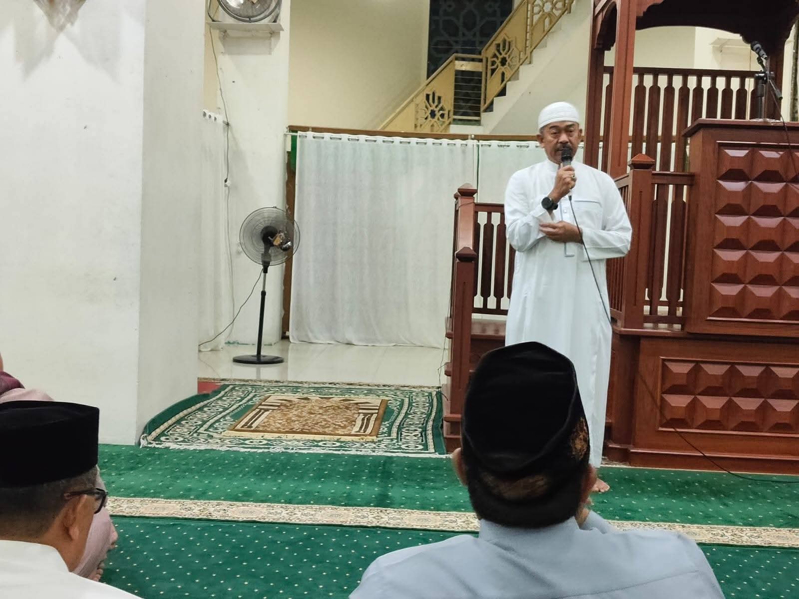 Bupati Saipullah Laksanakan Shalat Tarawih Pertama Di Mesjid Nur Alan Nur Aek Godang