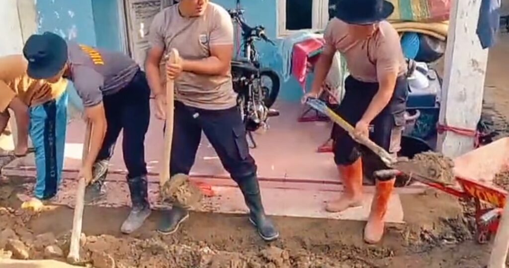 Brimob Dan Warga Batang Toru Bergerak Bersama Pulihkan Kehidupan Pascabencana