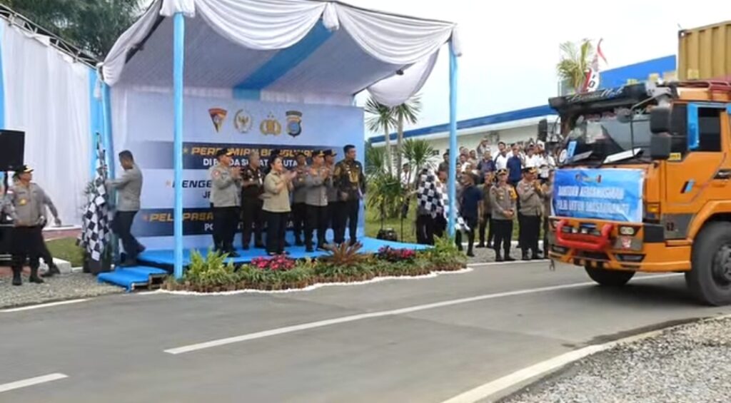 Kapolri Lepas 22 Kontainer  Bantuan Kemanusiaan Untuk Korban Bencana Di Sumatera