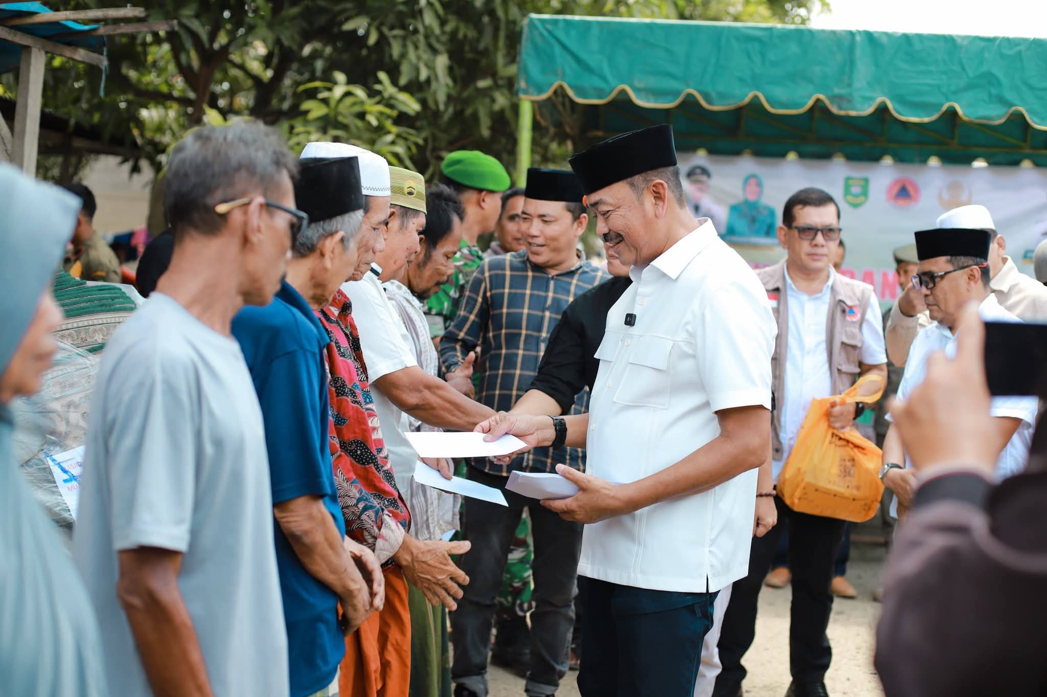 Bupati Serahkan Bantuan Dari KORPRI Dan Yayasan Perduli Masyarakat Madina