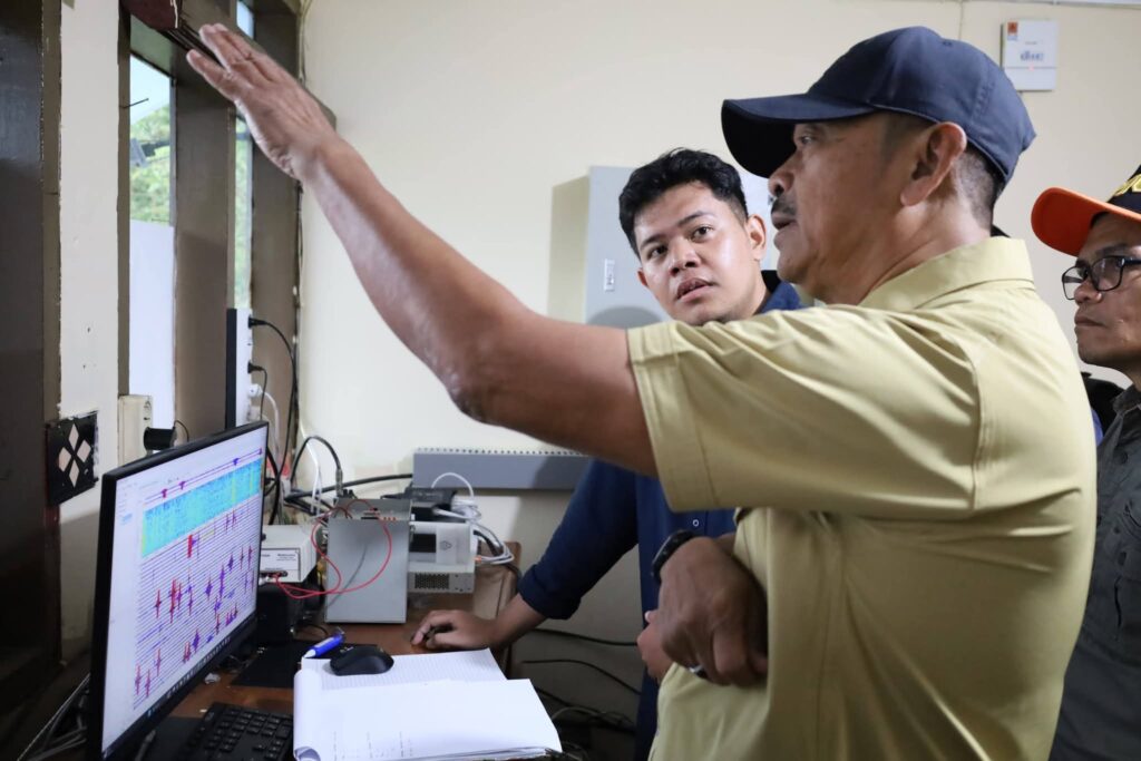 Bupati Madina Memantau Langsung Aktivitas Gunung Sorik Merapi Di Pos Pantau
