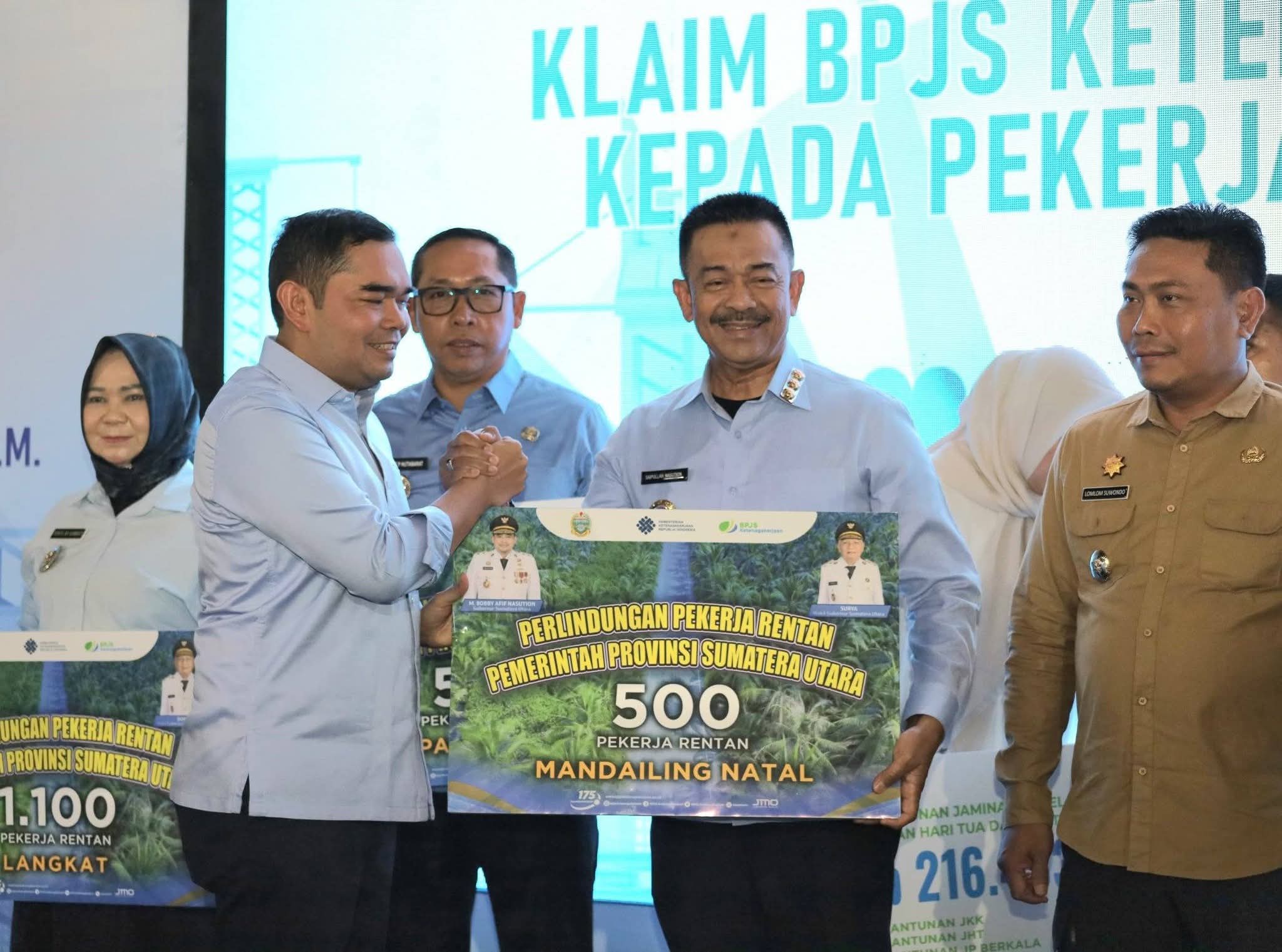 Pemkab Mandailing Natal Terima 500 Kartu BPJS Ketenagakerjaan