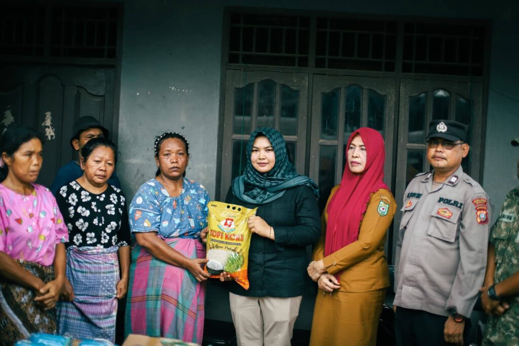 Wabup Madina Serahkan Bantuan Korban Kebakaran Di Desa Lumban Pinasa