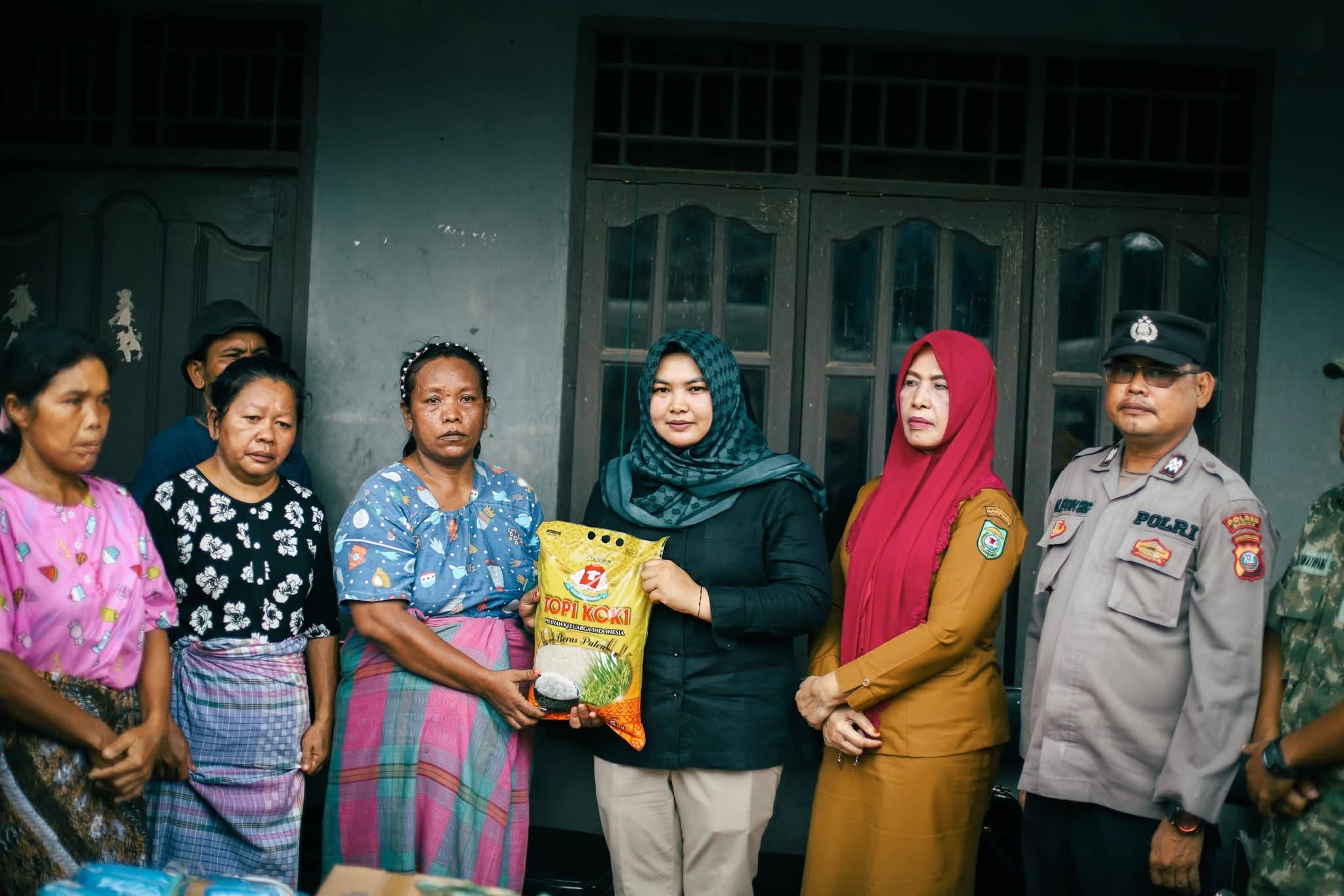 Wabup Madina Serahkan Bantuan Korban Kebakaran Di Desa Lumban Pinasa