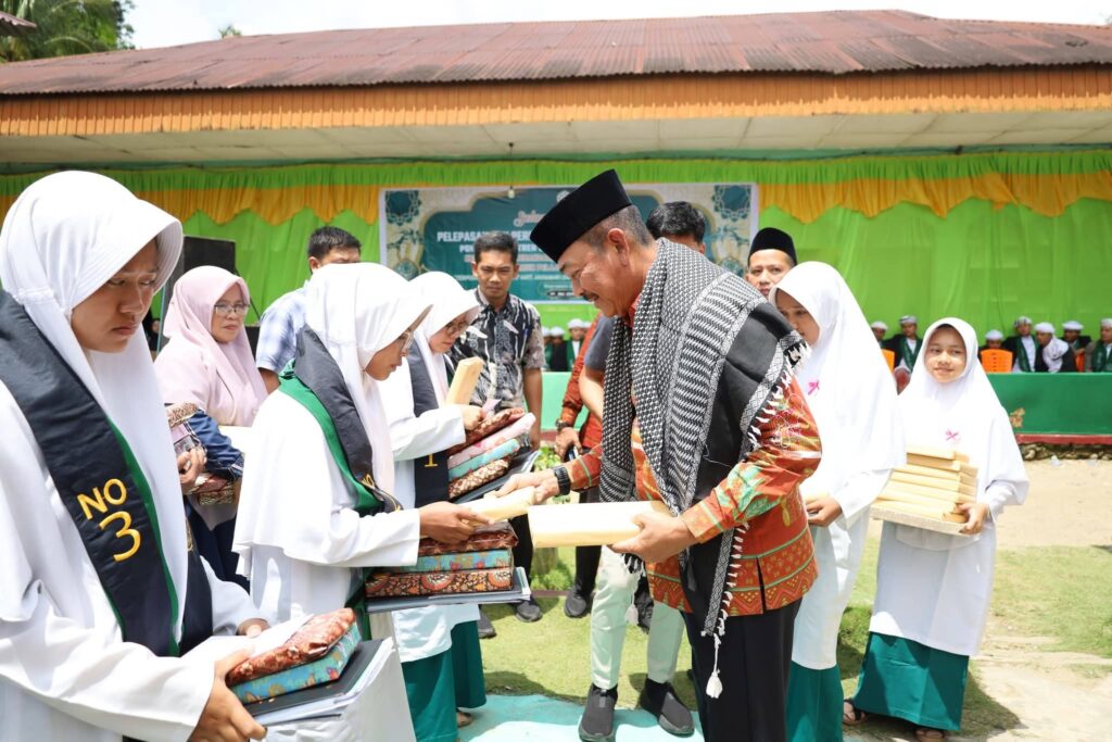 Pemkab Mandailing Natal Fasilitasi Lulusan Pesantren Tempuh Pendidikan Tinggi
