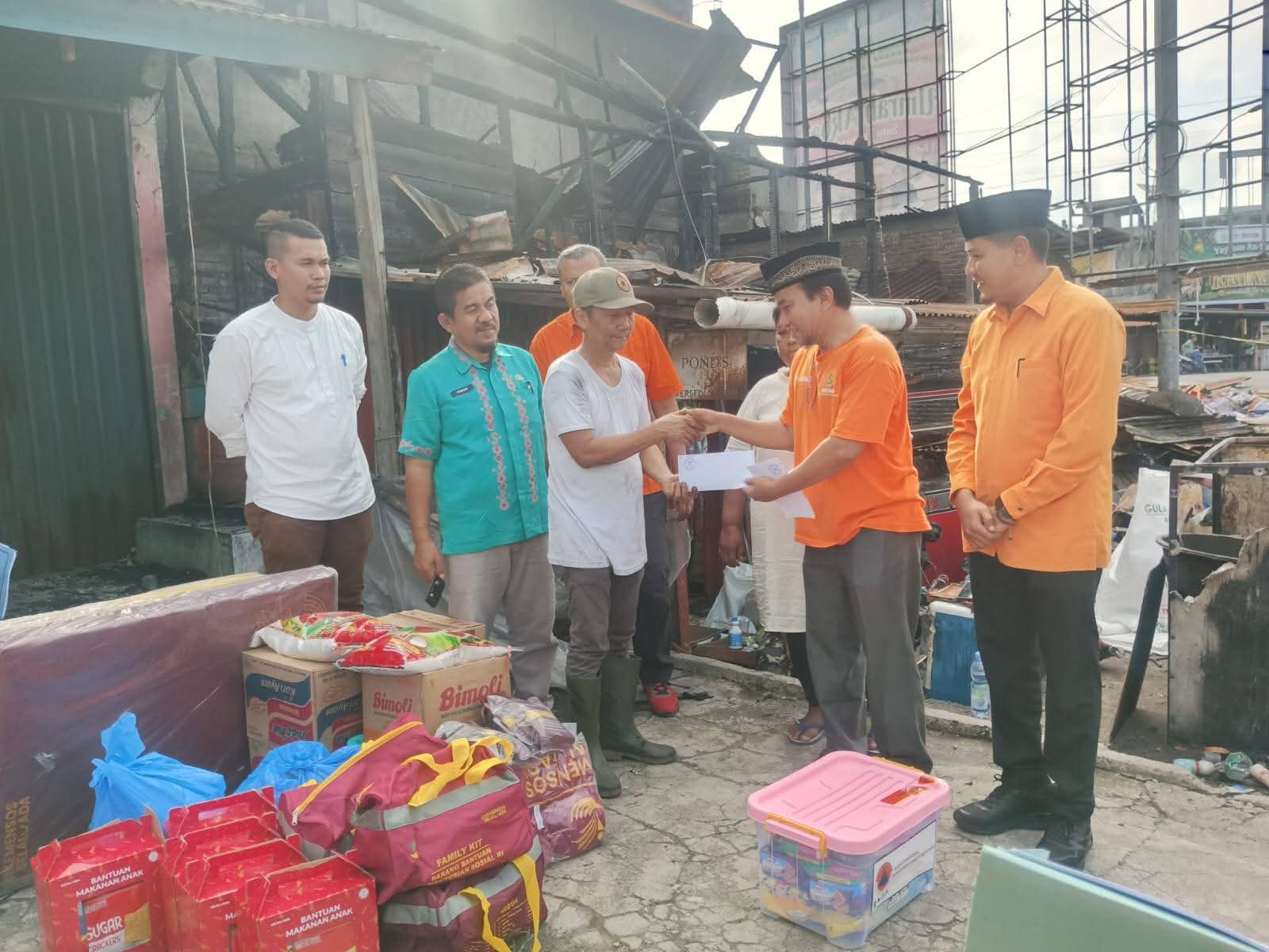 Dinsos Pasbar Salurkan Bantuan Korban Kebakaran Di Sungai Aur Dan Sampang Empat