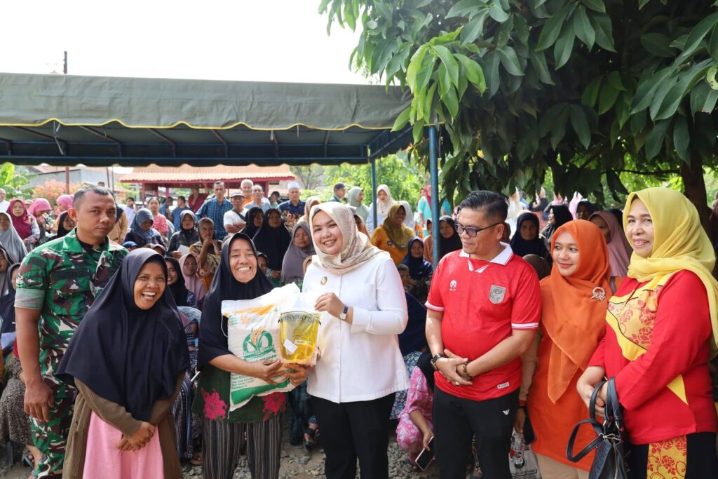 Wakil Bupati Atika Salurkan Bantuan Dari Bapanas Di Kelurahan Dalan Lidang