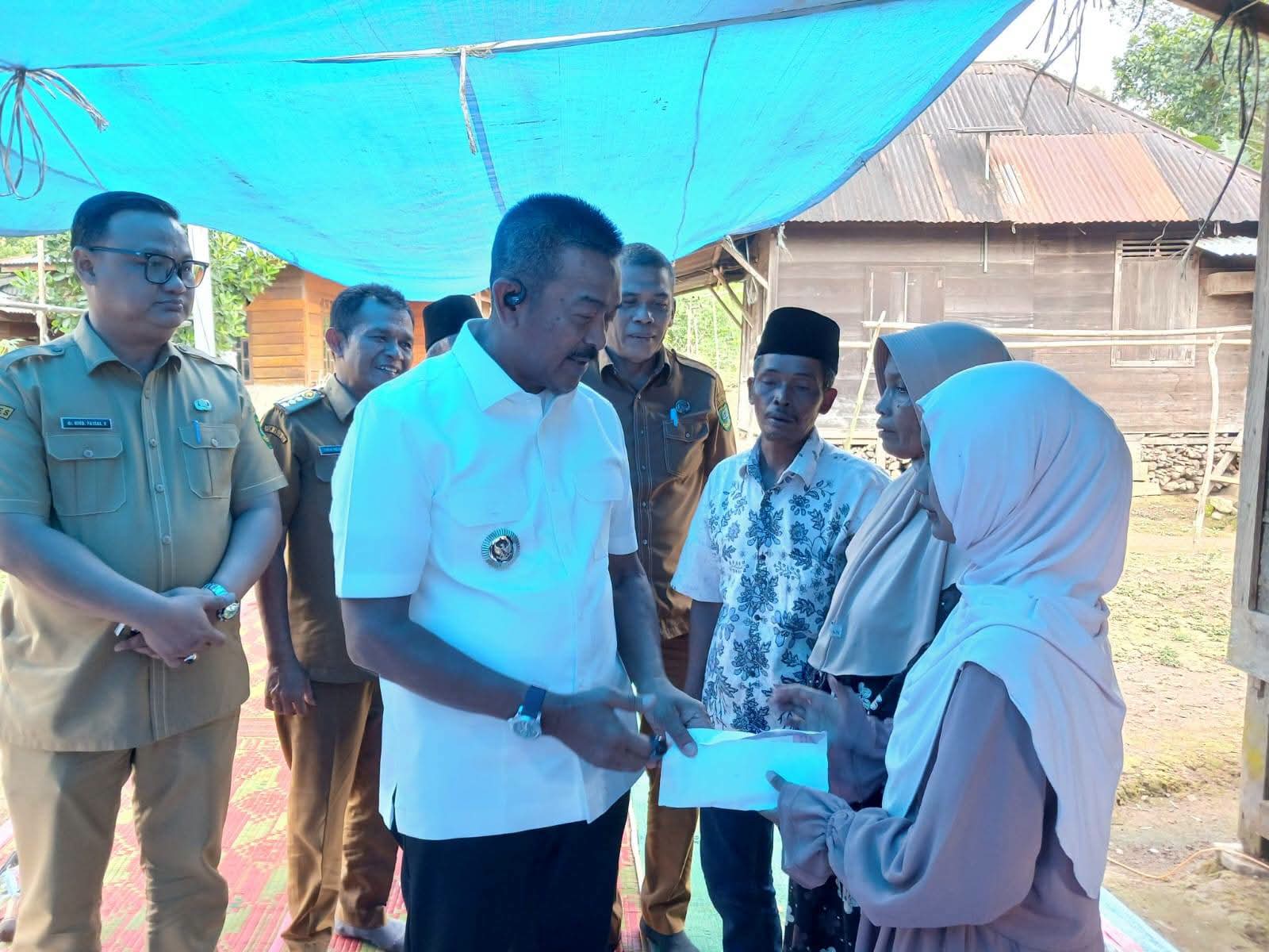 Bupati Saipullah Datangi Kediaman Asmaul Husna, Bantu Keberangkatan Ke Kairo