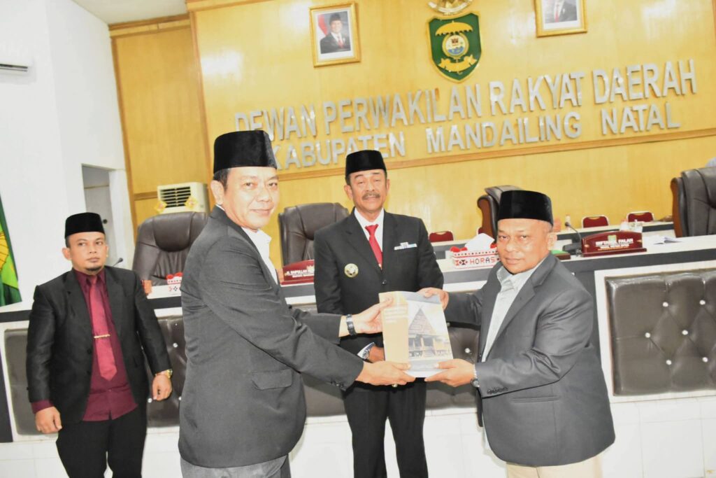 Bupati Madina Sampaikan Jawaban Atas Pandangan Umum Fraksi DPRD LKPJ 2025