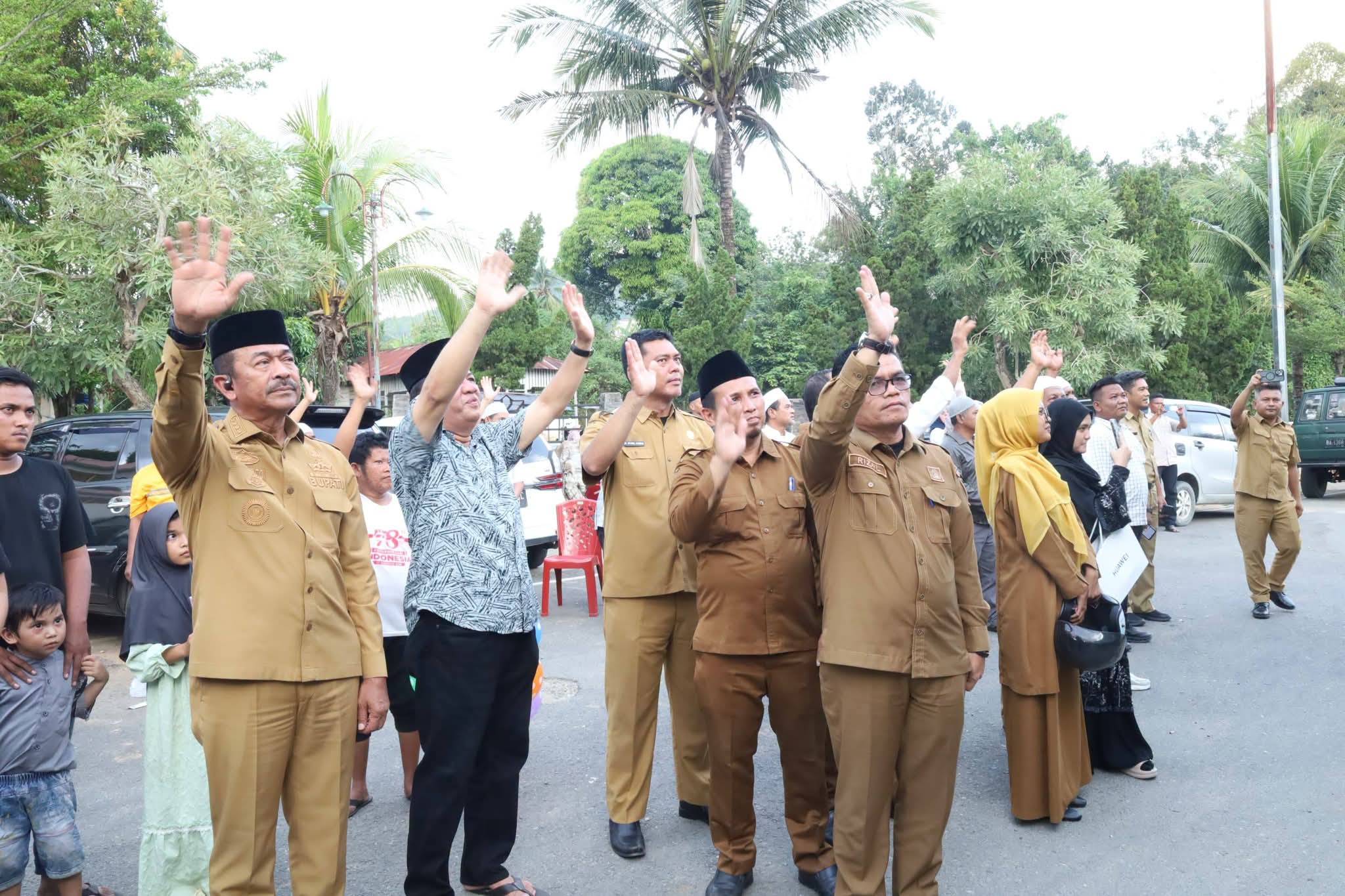 Lepas Jemaah Umrah Dari Mesjid Agung Nur Ala Nur, Bupati Madina Sarankan Pakai Wings Air