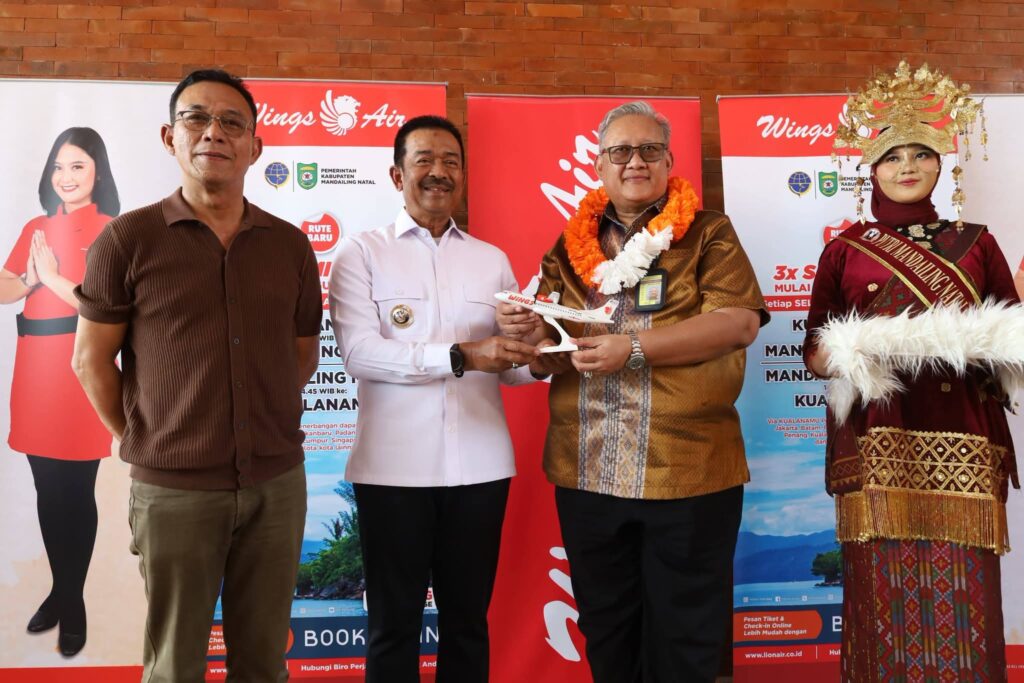 Bupati Saipullah Melepas Penerbangan Perdana Pesawat Wings Air Jenis ATR72-600 Dari Bandara JHN