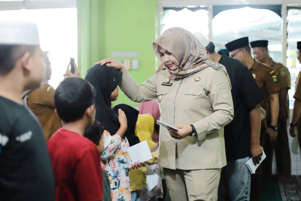 Wakil Bupati Atika Sampaikan Pesan Penting Kepada Kaum Ibu Di Acara Santunan Anak Yatim
