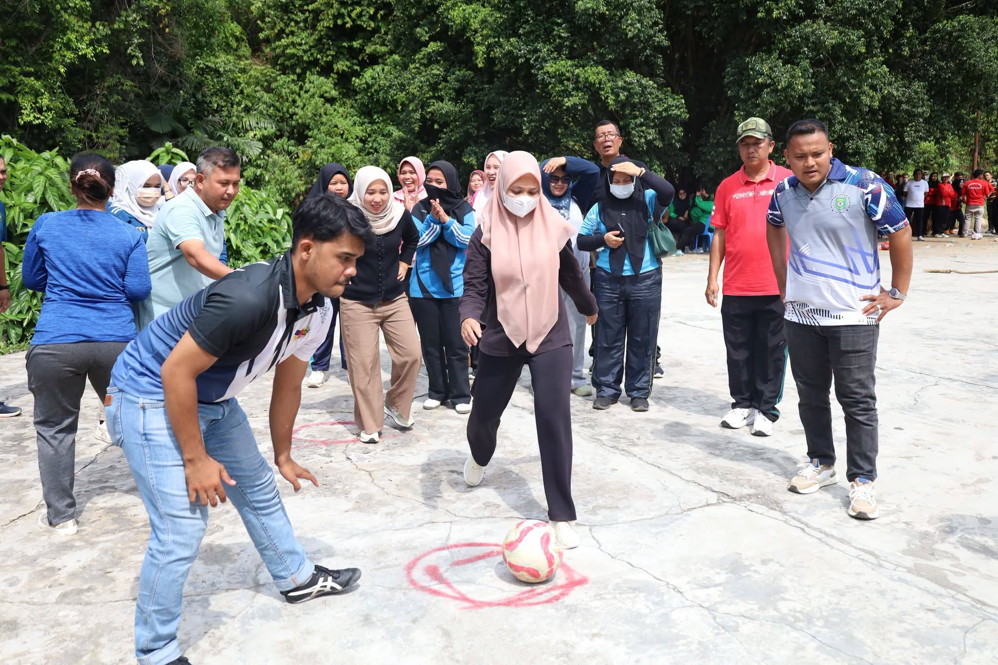 Utusan Organisasi Perangkat Daerah Pemkab Madina Adu Jeli Masukkan Bola Ke Gawang Mini