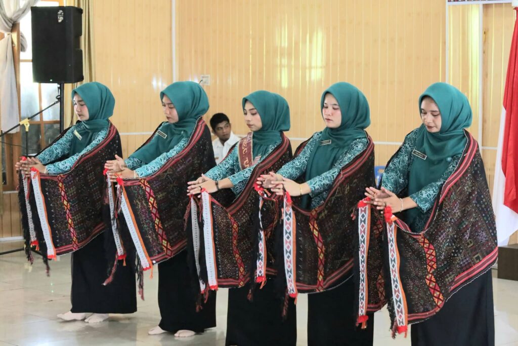 Anggota Tim Penggerak PKK Seluruh Kecamatan Unjuk Kebolehan Merawat Seni Tari Tor Tor