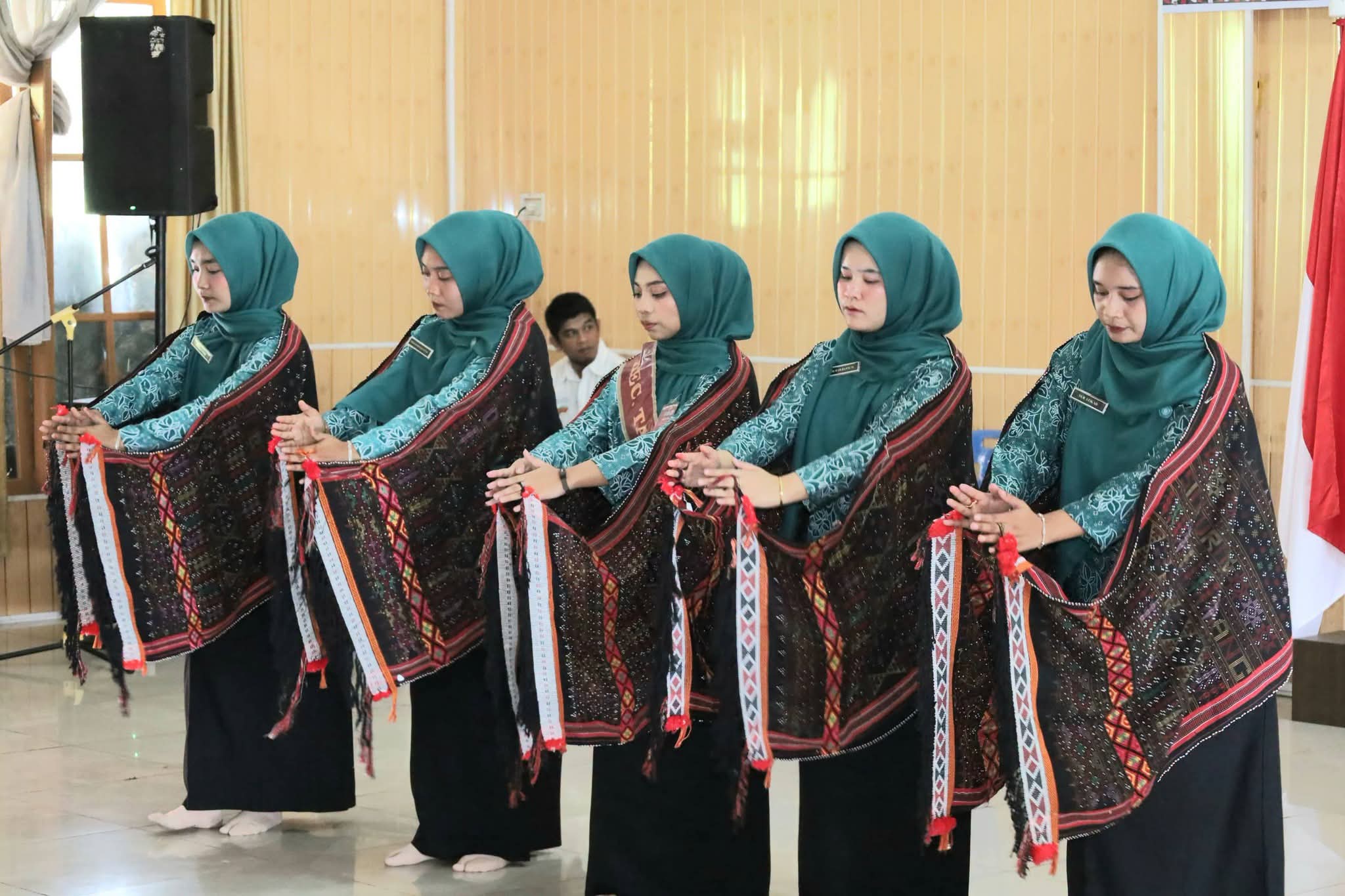 Anggota Tim Penggerak PKK Seluruh Kecamatan Unjuk Kebolehan Merawat Seni Tari Tor Tor