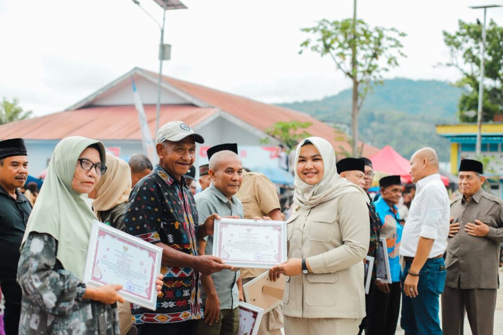 Wabup Atika Serahkan Tali Asih Dari Pemerintah Kepada Keluarga Veteran Dan Pahlawan Perintis kemerdekaan