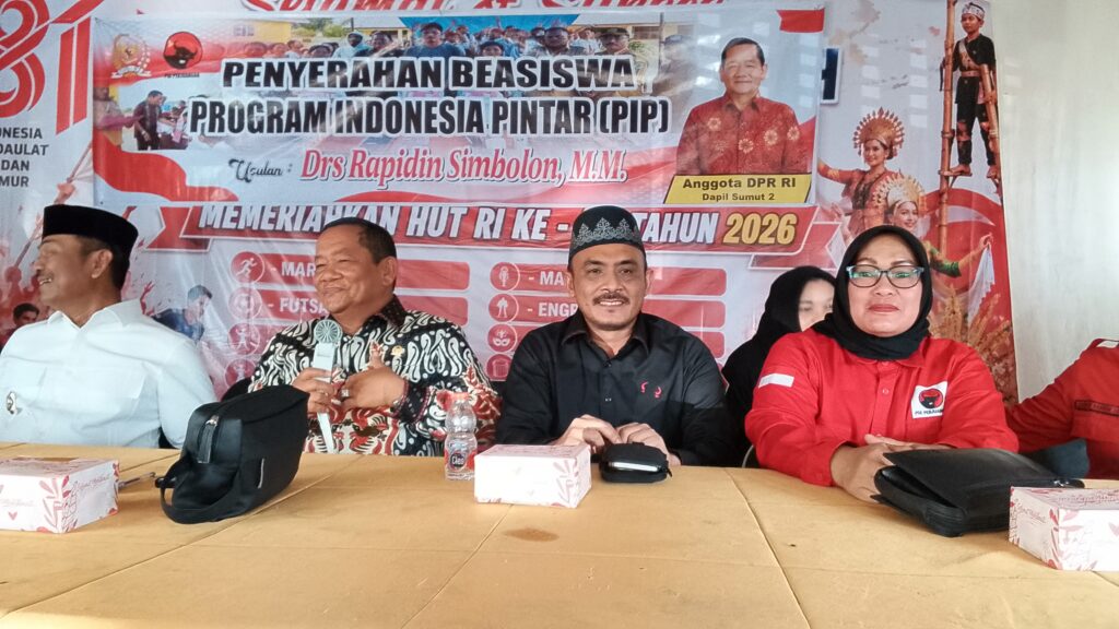 Rapidin Simbolon Serahkan PIP untuk 150 Siswa SD di Madina