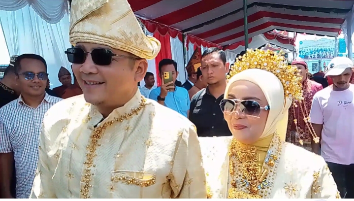 Ketua DPRD Madina Tampil Berbusana Adat Melayu di Karnaval HUT ke-81 RI