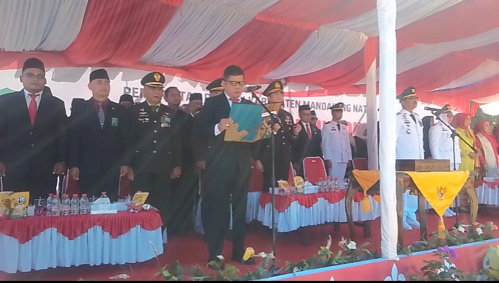 Bagai Sukarno, Ketua DPRD Madina Bacakan Naskah Proklamasi.