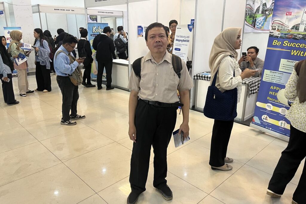 9 Tahun Tak Punya Pekerjaan Tetap, Rahman Jalan Kaki ke Job Fair di Usia 45 Tahun