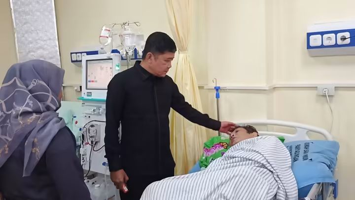 Sambil Jenguk Ayah, Ketua DPRD Madina Sapa Pasien.