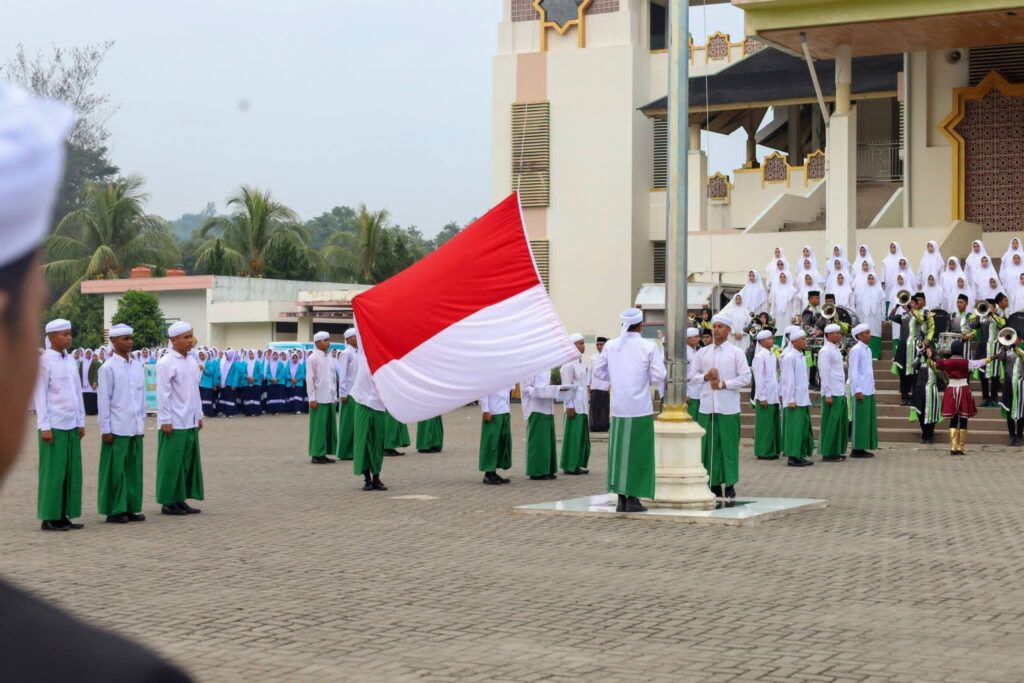 Pemkab Madina Bersama Forkopinda Menggelar Upacara Hari Santri Di Pelataran Mesjid Agung