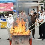 Wakil Bupati Atika Saksikan Pemusnahan Barang Bukti 50 Perkara Berkekuatan Hukum Tetap Di Kejari Madina
