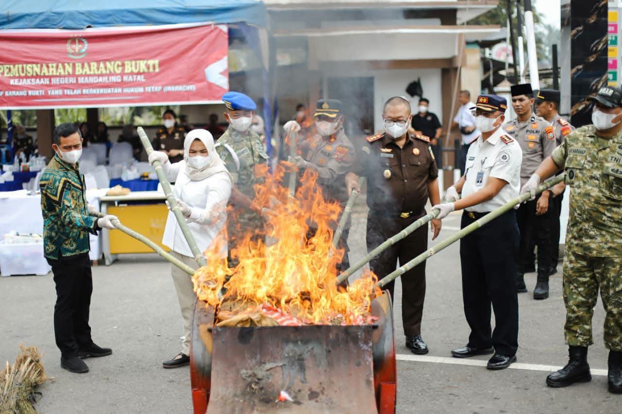 Wakil Bupati Atika Saksikan Pemusnahan Barang Bukti 50 Perkara Berkekuatan Hukum Tetap Di Kejari Madina