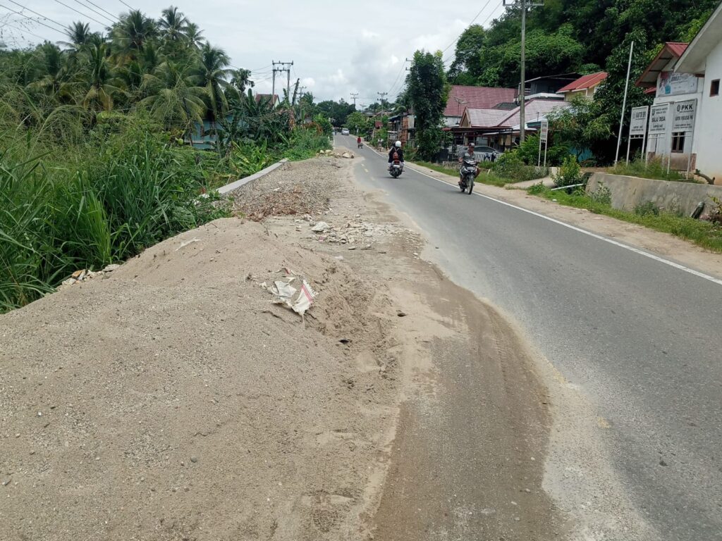 Bahaya Mengintai di Jalinsum Kampung Baru: Proyek Mangkrak, Minim Penerangan, Rawan Laka