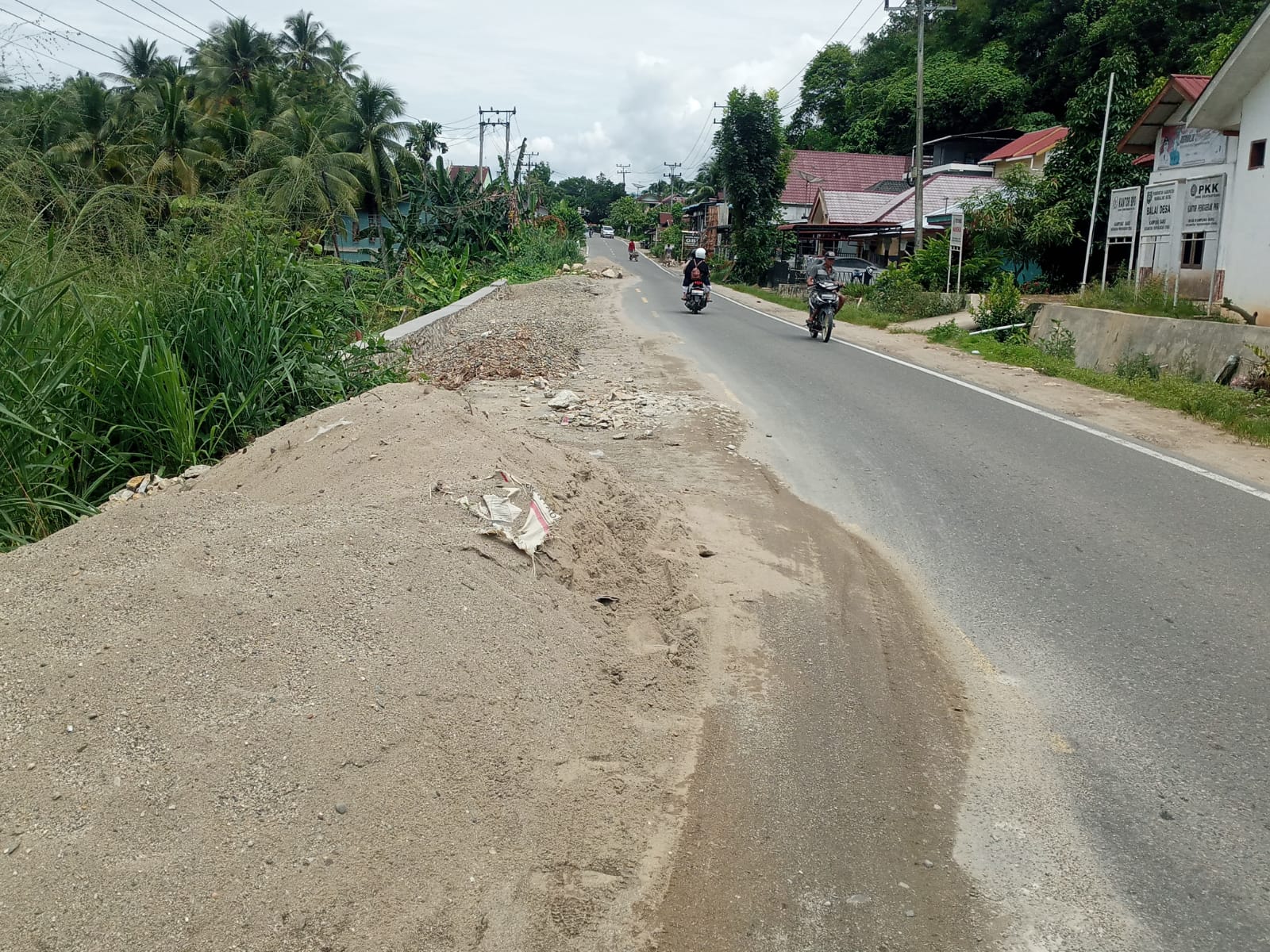 Bahaya Mengintai di Jalinsum Kampung Baru: Proyek Mangkrak, Minim Penerangan, Rawan Laka