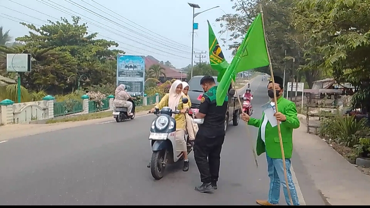 Kabut Asap Kian Mengkhawatirkan, DPC PPP Madina Bagikan Masker Gratis ke Masyarakat.
